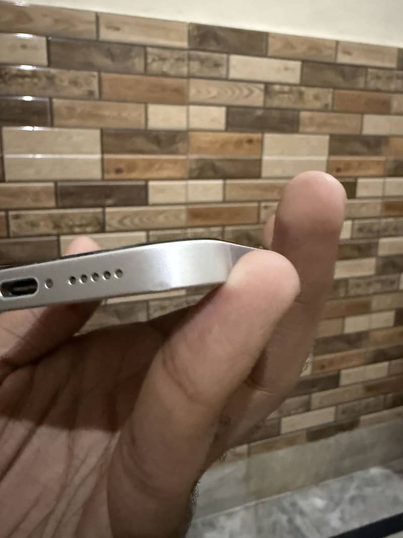 Apple iPhone 16e 1