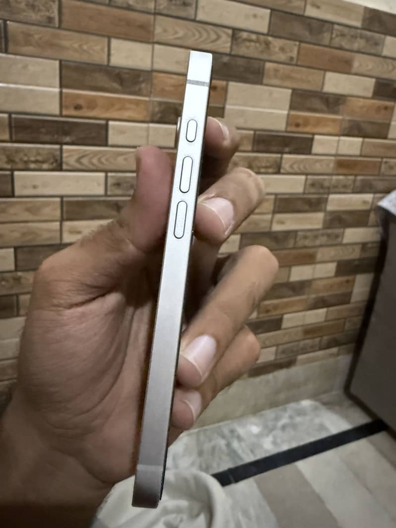 Apple iPhone 16e 2