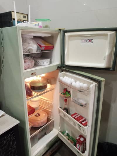 Fridge in medium size in Good Condition 03359586667