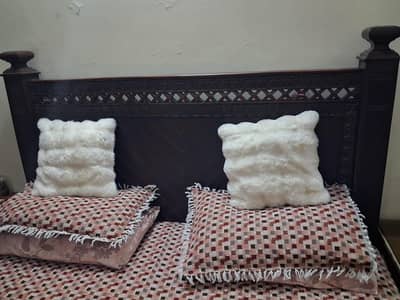 wooden king size bed+sidetables+dressing in good condition