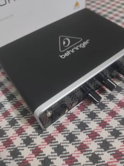 Behringer umc22 audio interface new 5 Time used with box