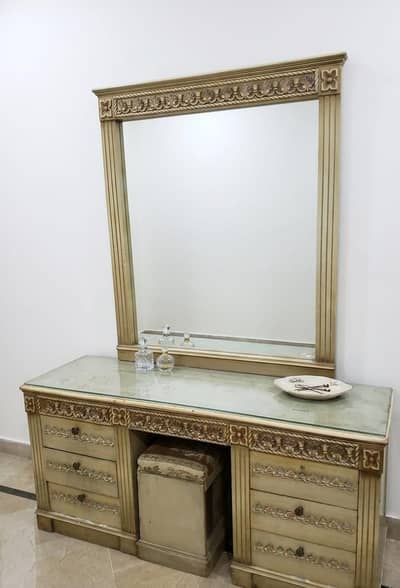 Dressing table