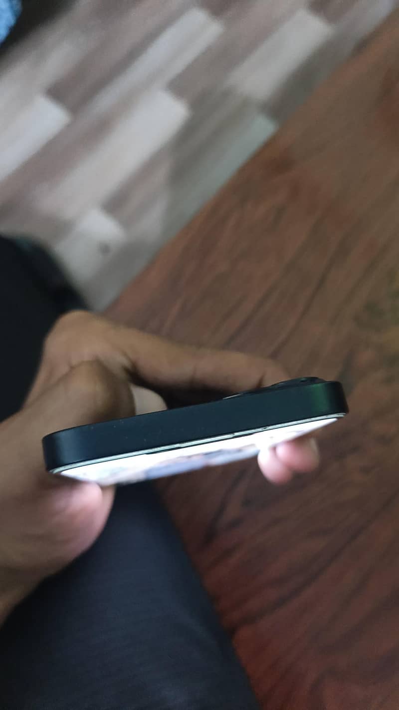 Apple iPhone 13 6