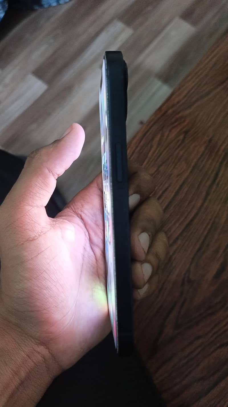 Apple iPhone 13 8
