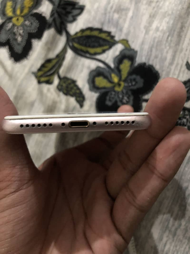 Apple iPhone 7 3