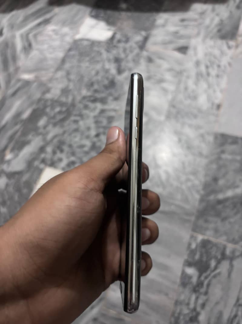 Sharp Aquos R2 0