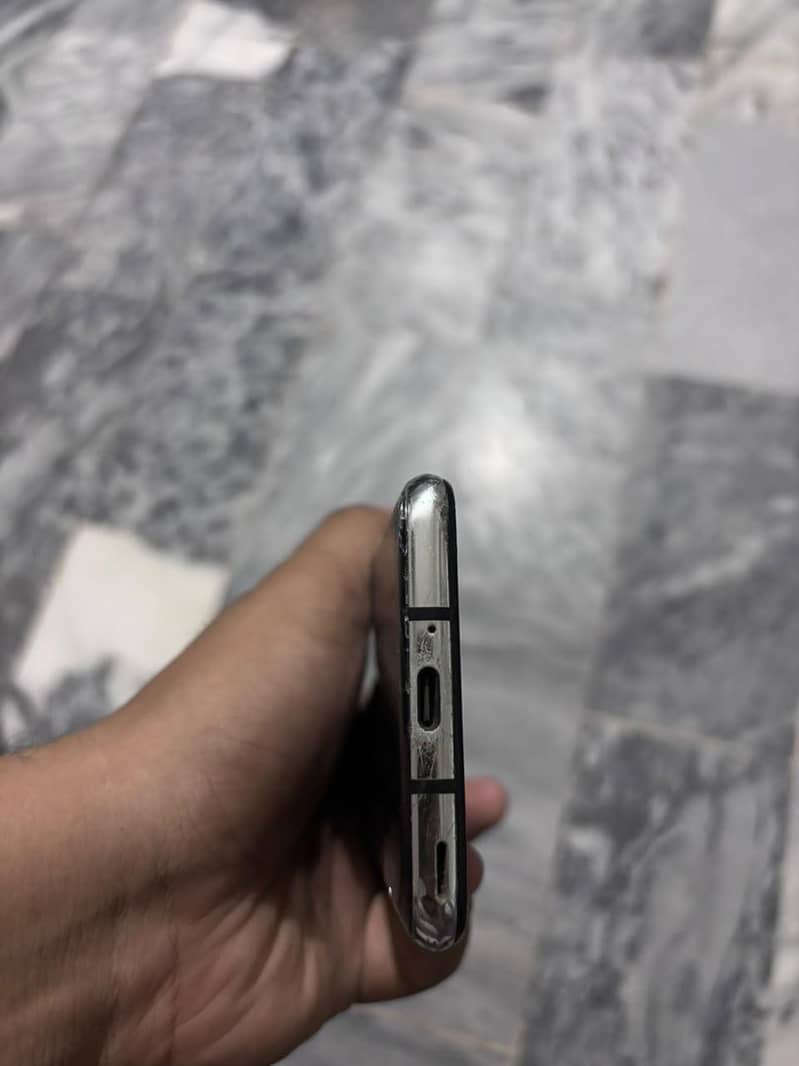 Sharp Aquos R2 4