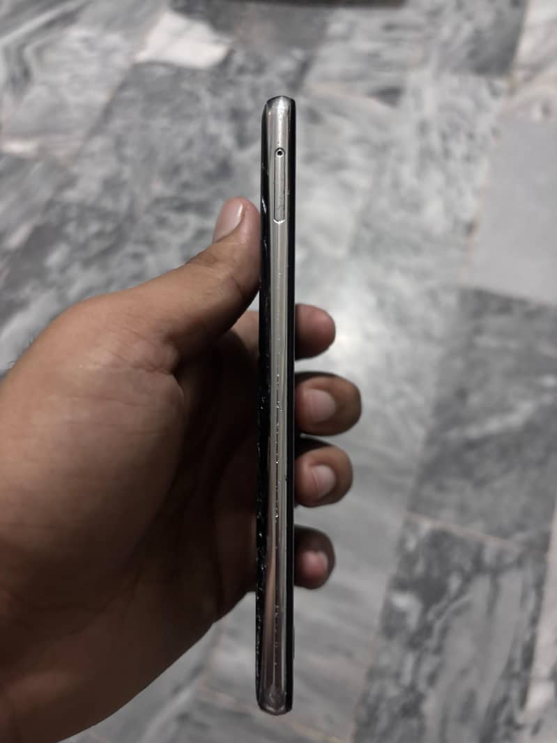 Sharp Aquos R2 5