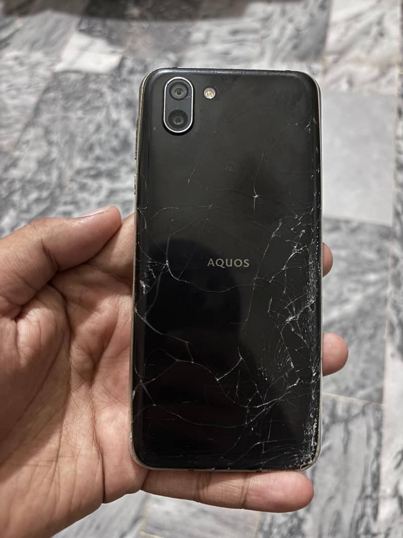 Sharp Aquos R2 6