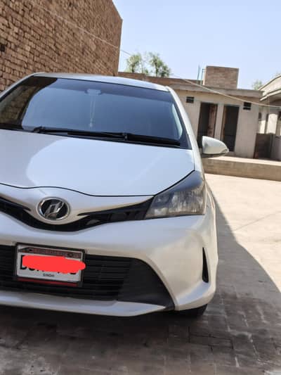 Vitz pearl white