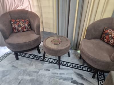 2 Stylish Lounge Chairs with Center Table – Excellent Condition