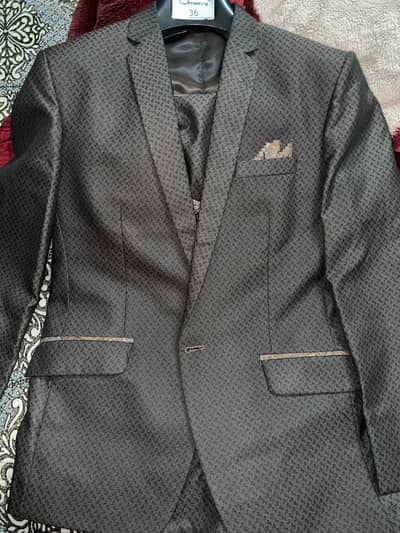 Elegant 3-Piece Suit – Excellent Condition | Men’s Formal Wear