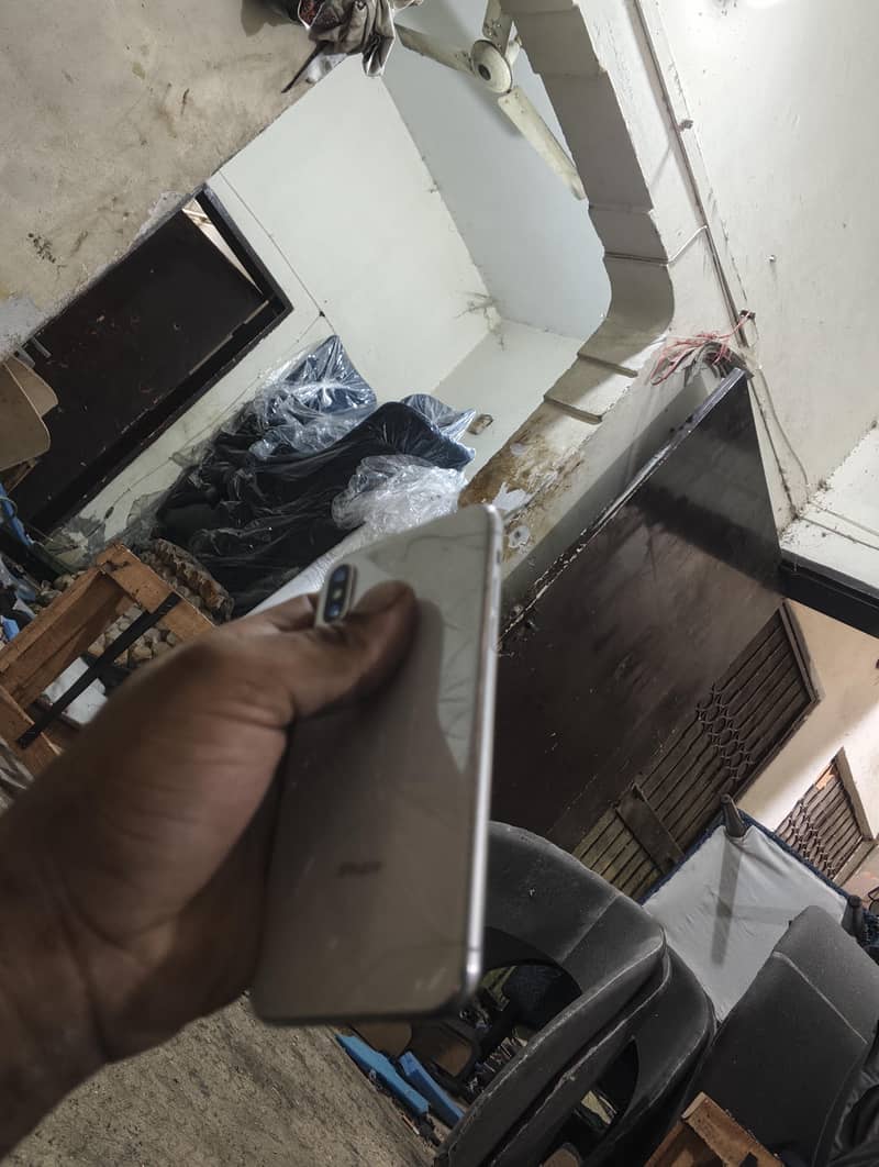 Apple iPhone X 4