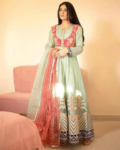 desiner frock wear by sara khan