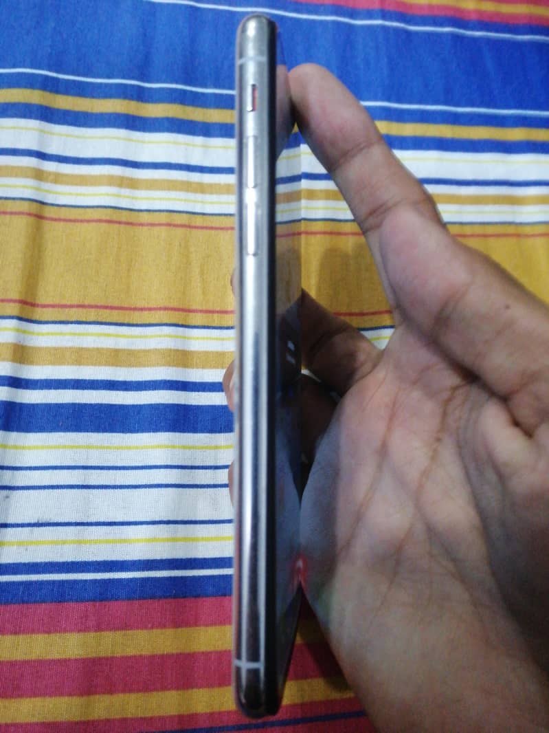 Apple iPhone X 4