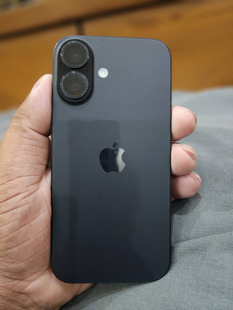Apple iPhone 16 2