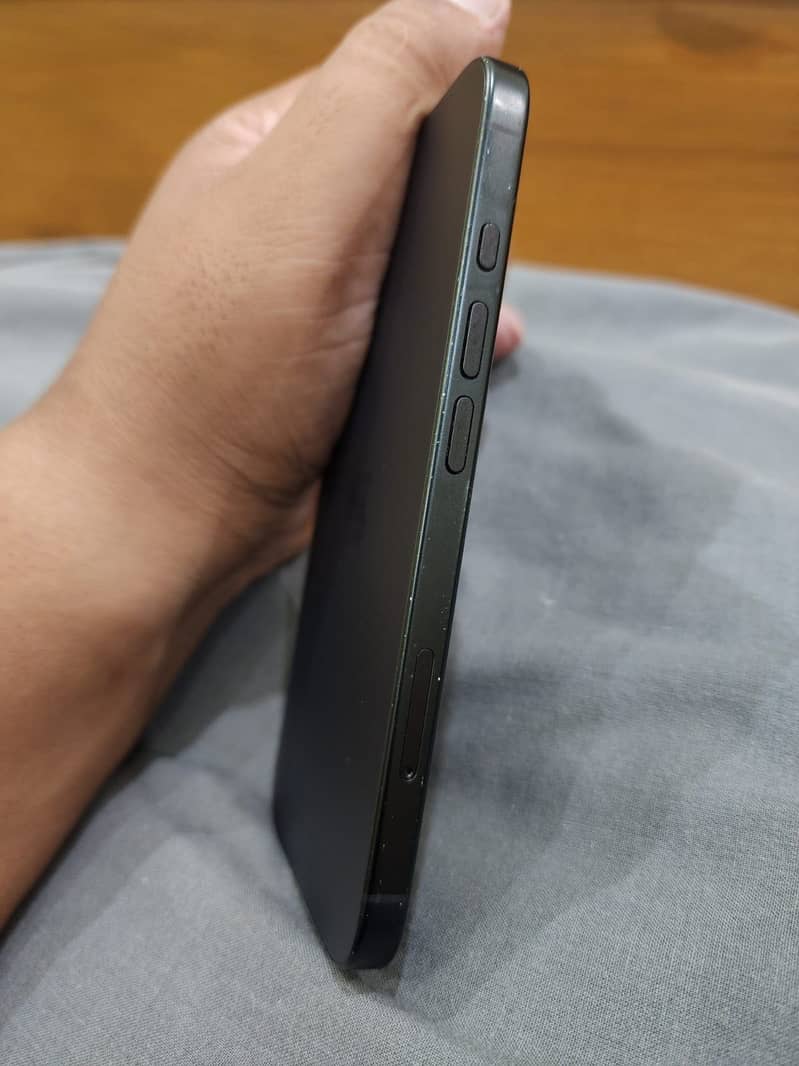 Apple iPhone 16 3
