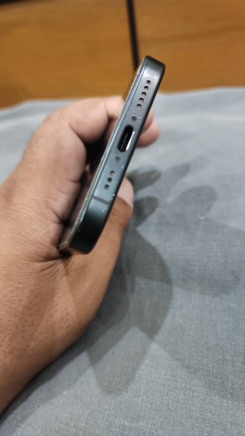 Apple iPhone 16 5