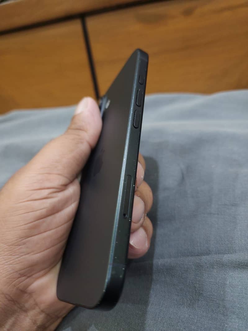 Apple iPhone 16 7