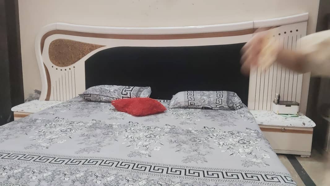 white Bed 0
