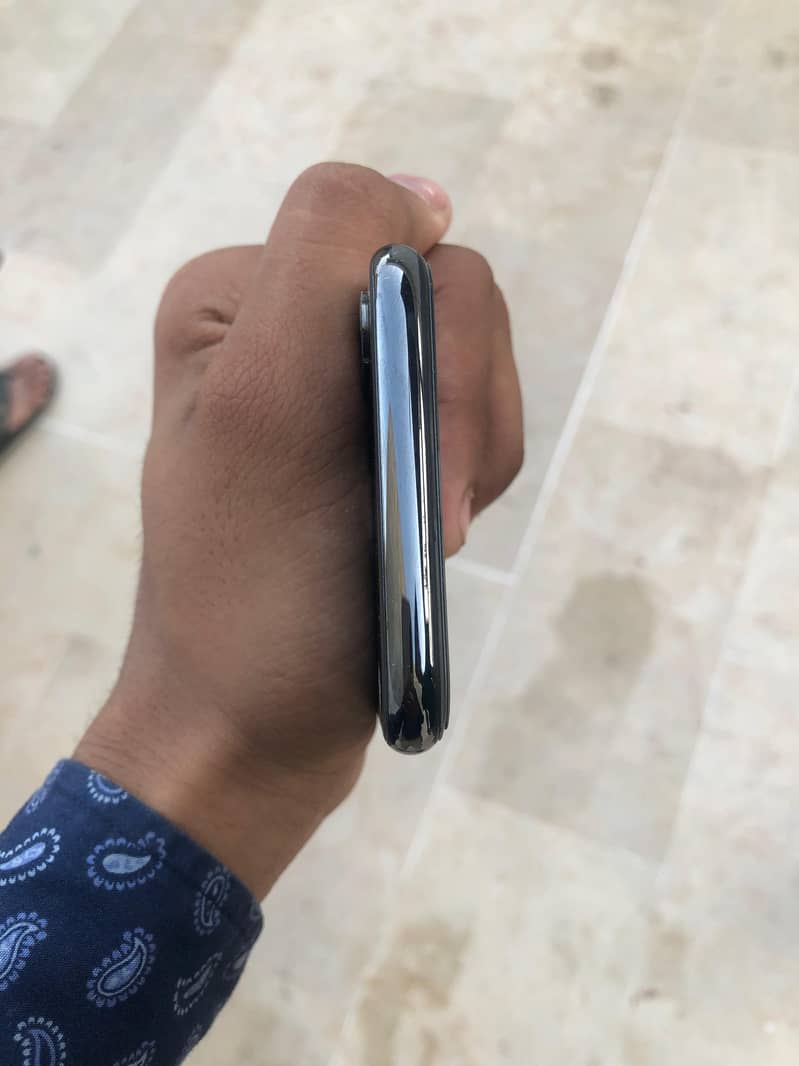 Apple iPhone X 4