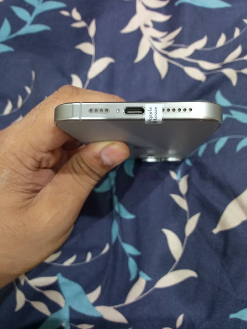 Apple iPhone 16 Pro Max 4