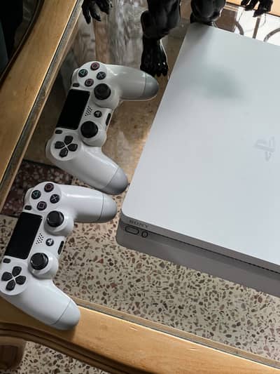 PLAYSTATION 4 SLIM