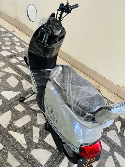 HUAGUAN Scooty available for and in good condition