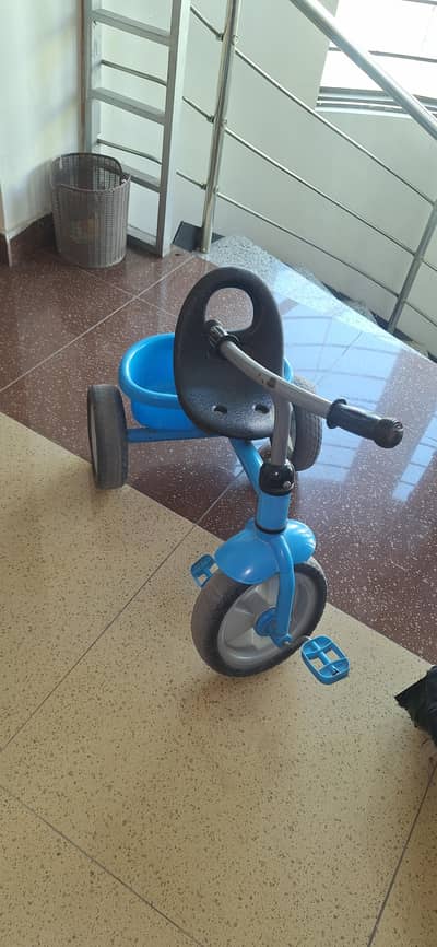 Blue solid cycle for kids under 6 year