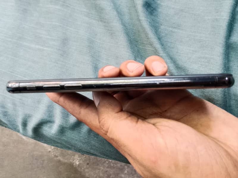 Apple iPhone X 4