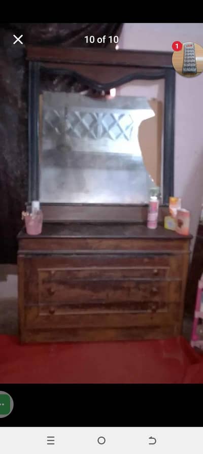 yah dressing table thi sheesha girr kar toot gaya hy ess ka