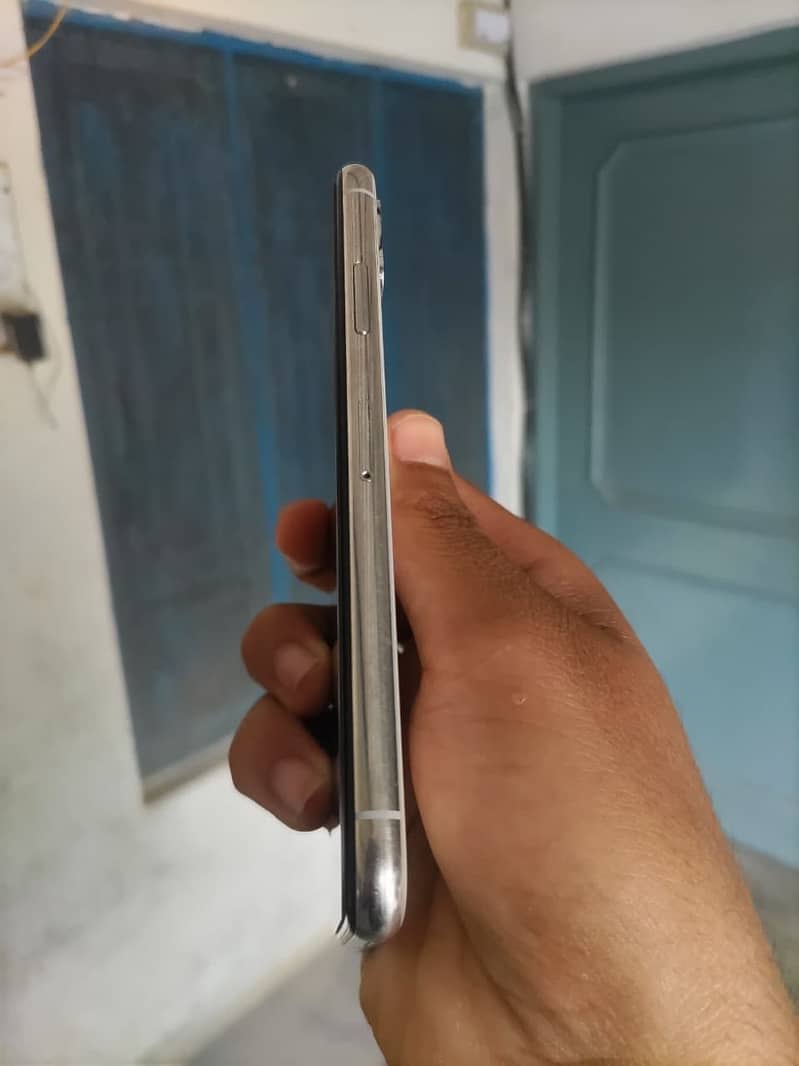 Apple iPhone X 4