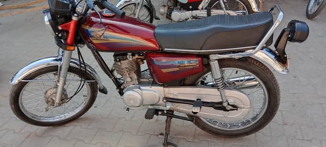 Honda 125cc 2016 model bike for sale WhatsApp number onhai_03229844345