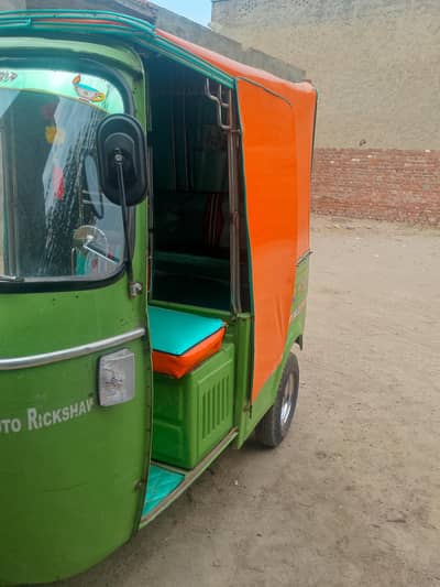 2016 model CNG Rickshaw