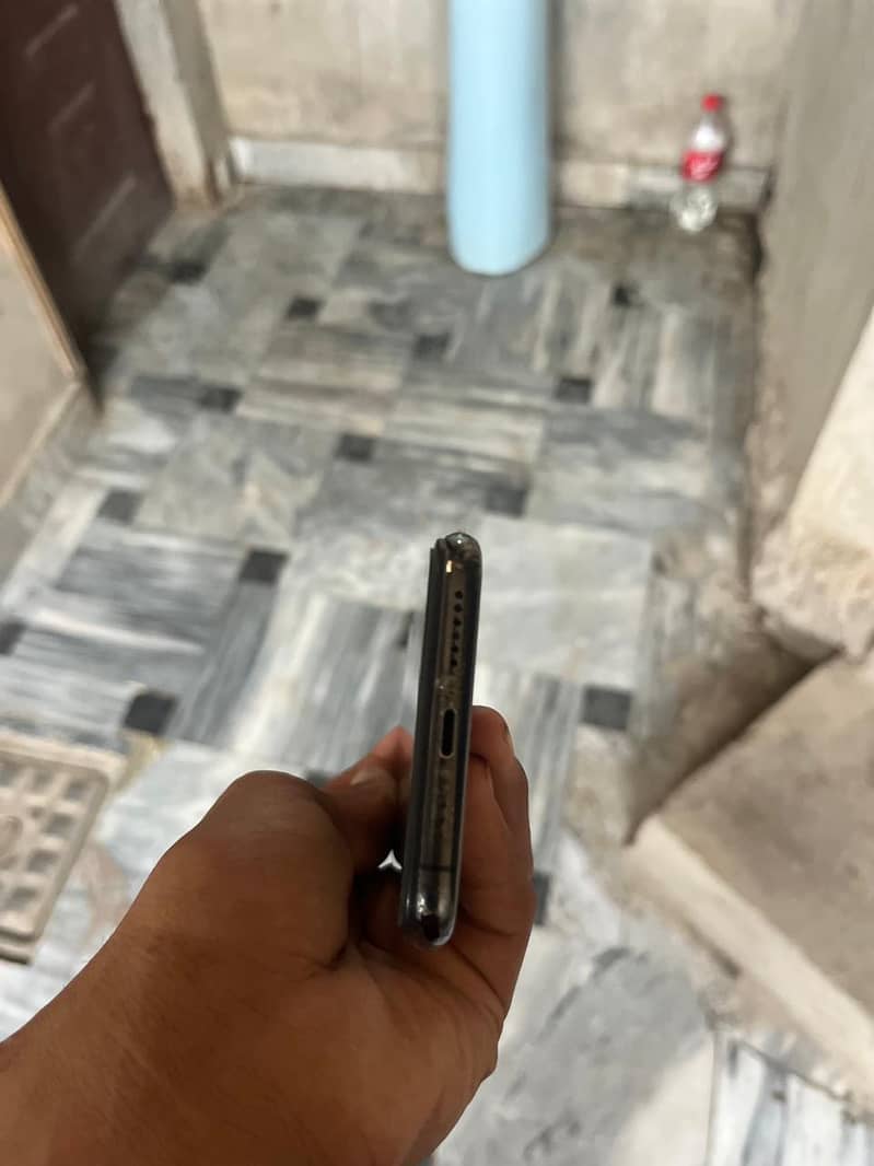 Apple iPhone X 4