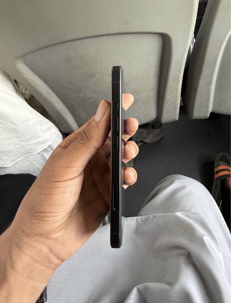 Apple iPhone 16 2