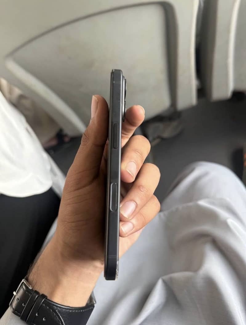 Apple iPhone 16 3