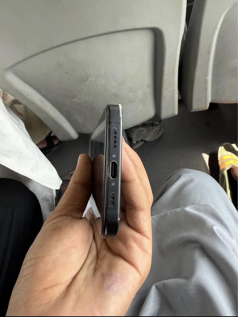 Apple iPhone 16 4