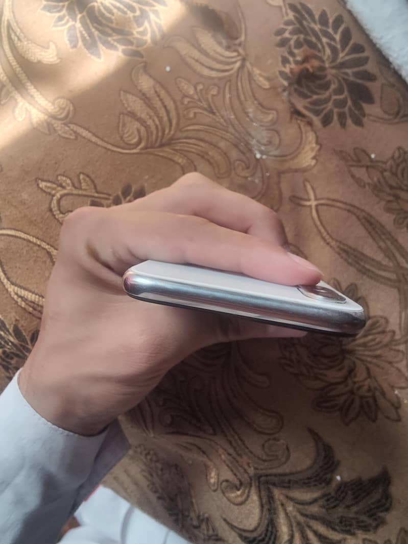 Apple iPhone X 4