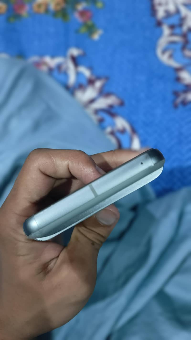 Google Pixel 8 4