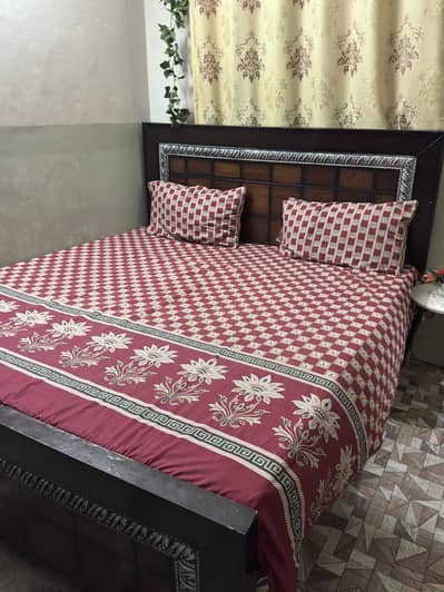 King size / double bed / wooden