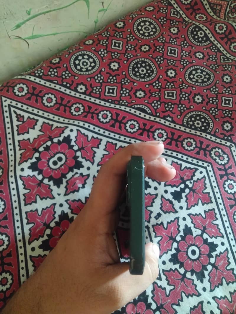 Apple iPhone 13 5
