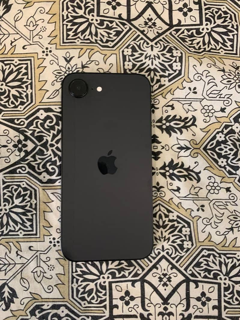 Apple iPhone 16e 1
