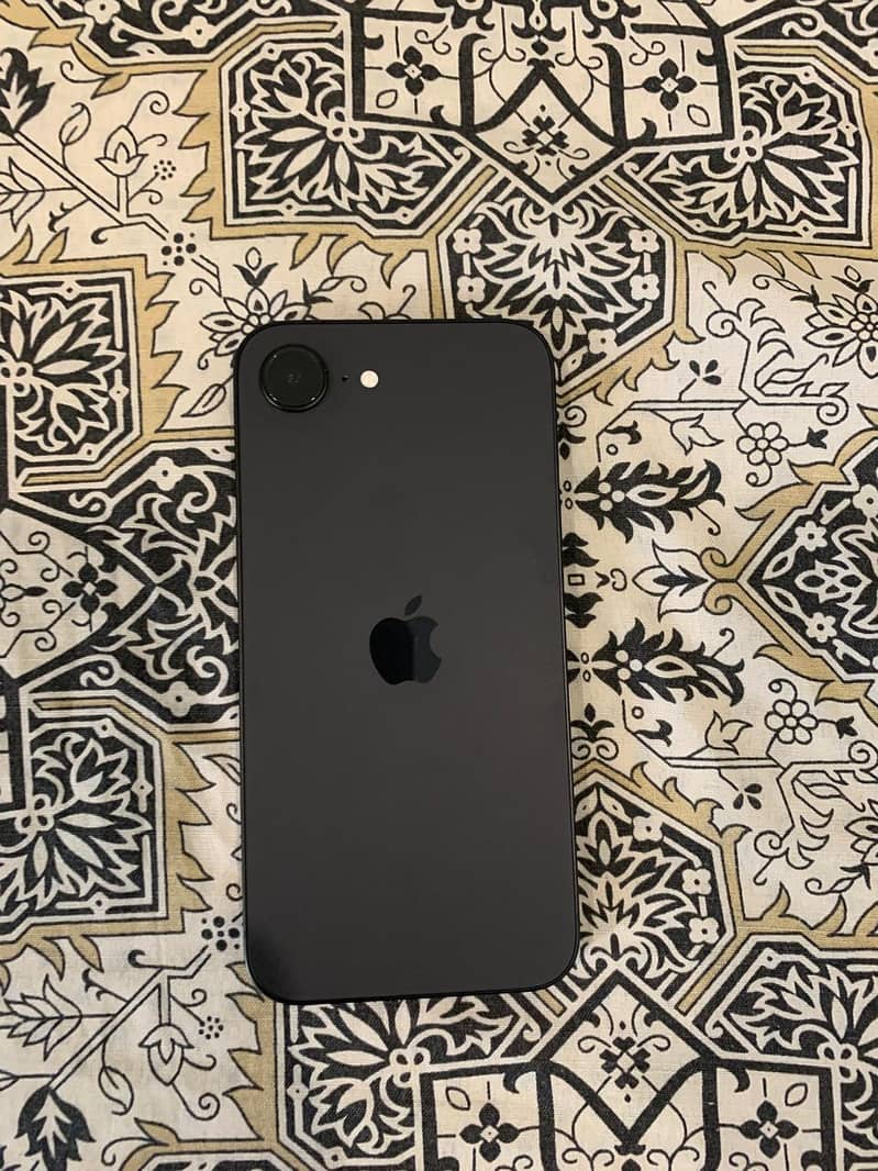Apple iPhone 16e 4