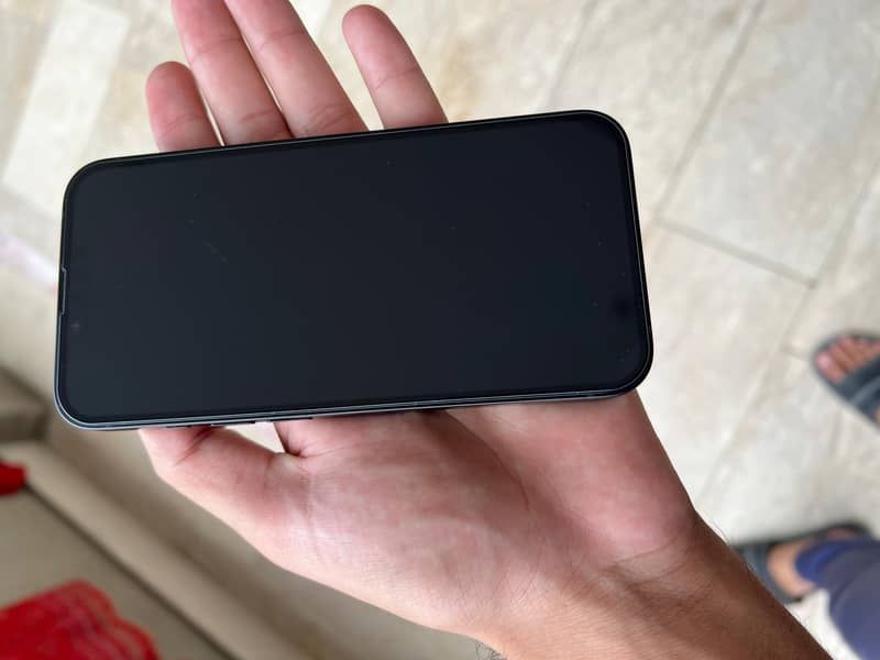 Apple iPhone 16e 5