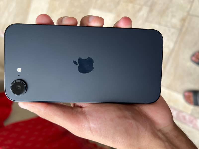 Apple iPhone 16e 6