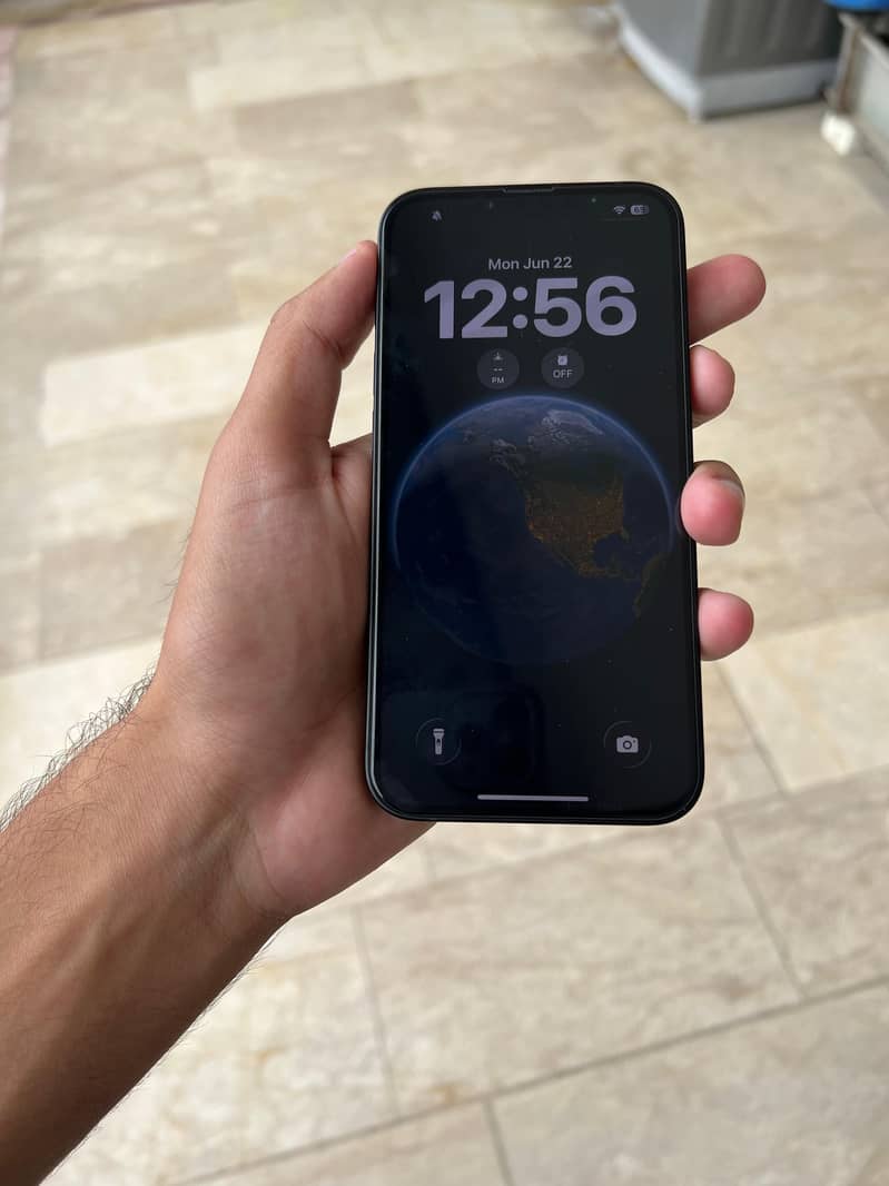 Apple iPhone 16e 7