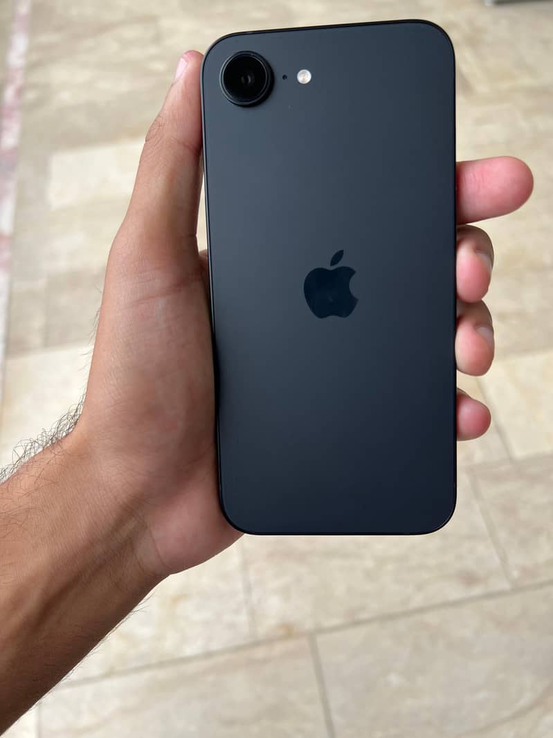 Apple iPhone 16e 8