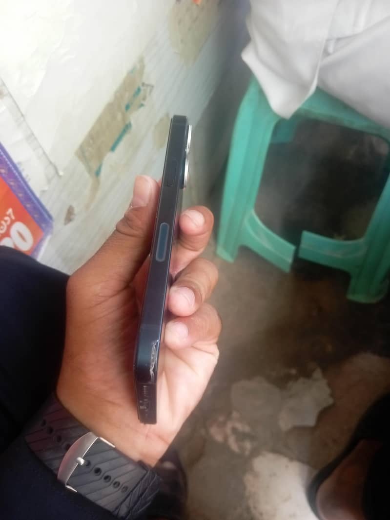 Apple iPhone 13 2
