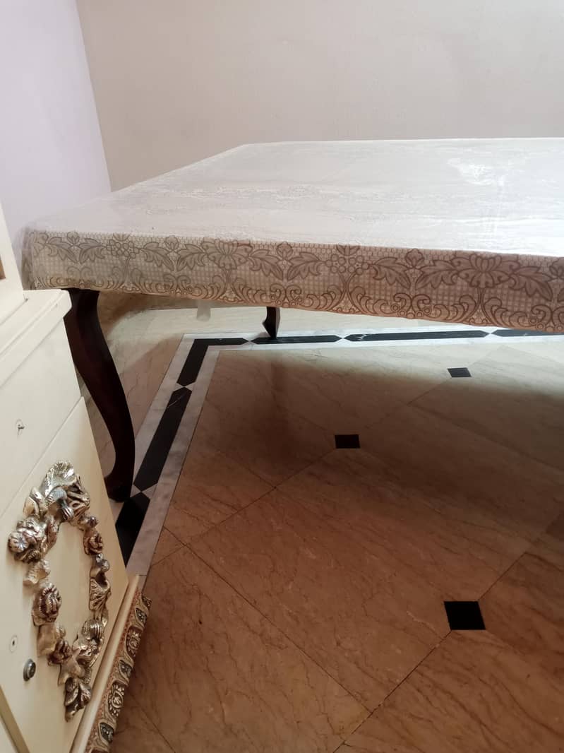 Dining Table 0